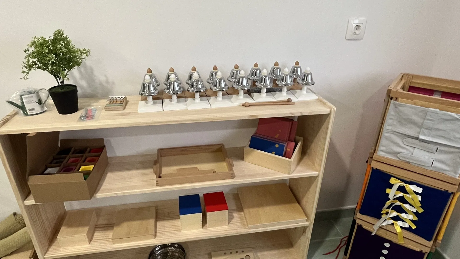 Ambiente Montessori con material de vida práctica, lengua, música...
