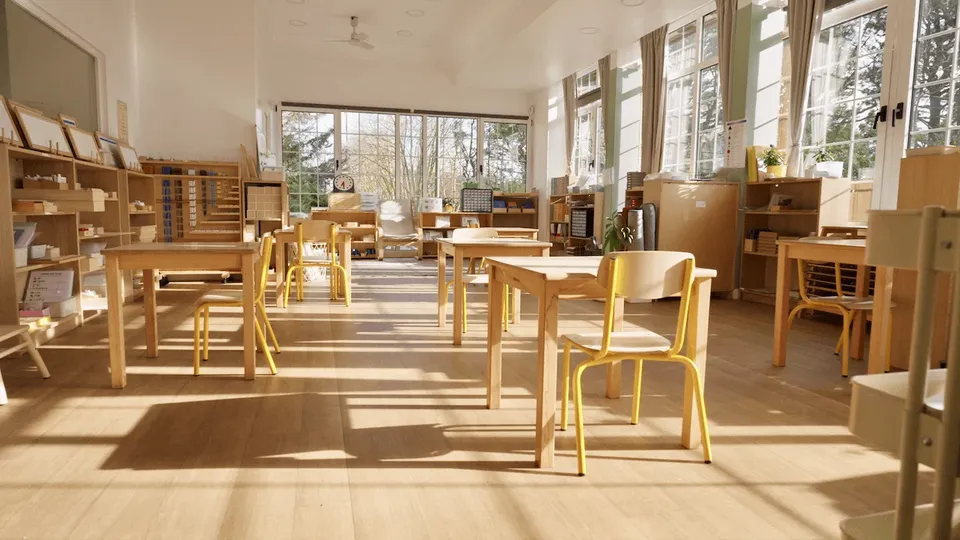 Aula Montessori con grandes ventanales