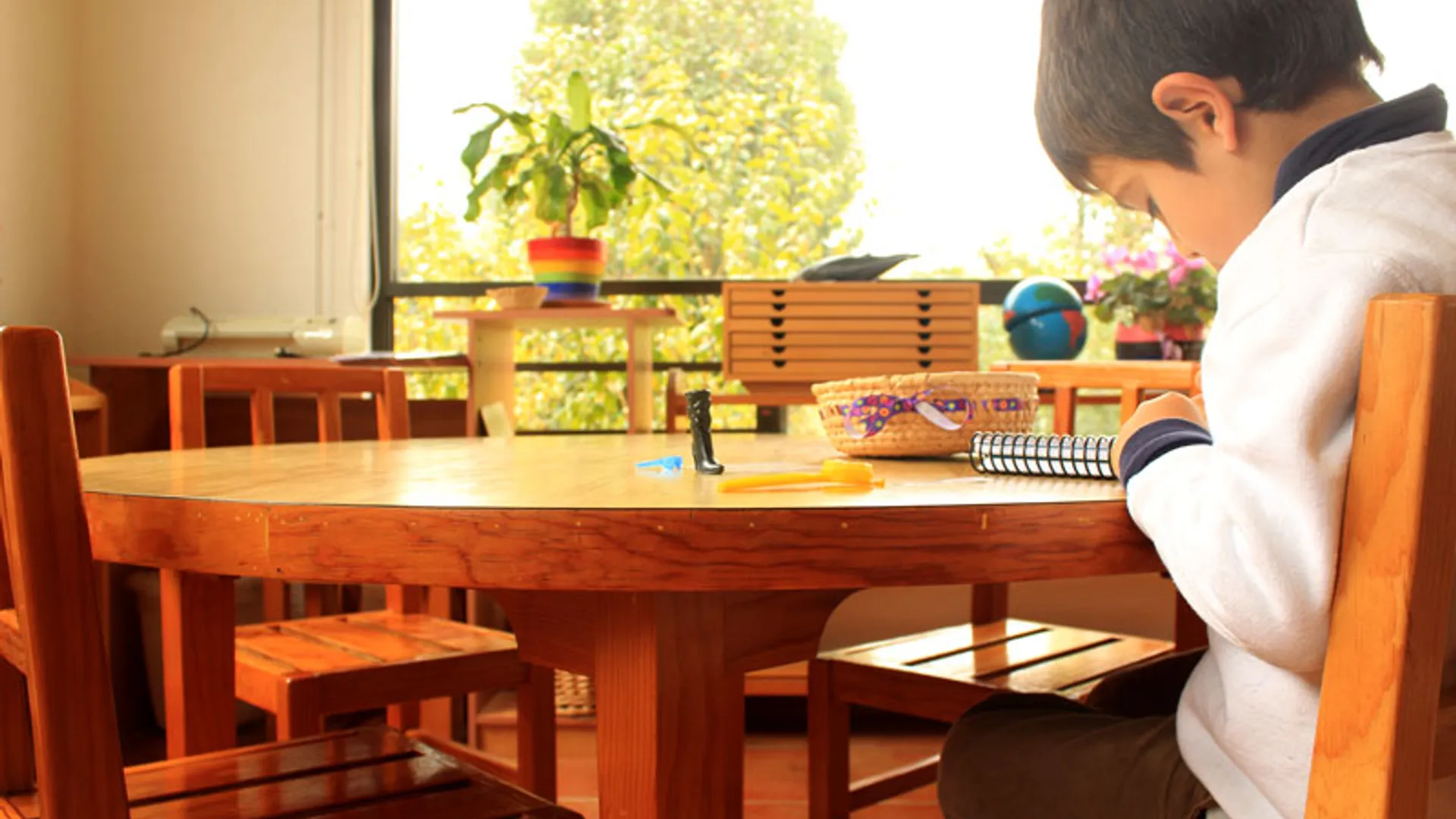 Alumno concentrado en casa de niños
